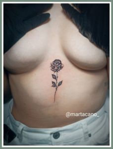 tatuaje de rosa en el pecho