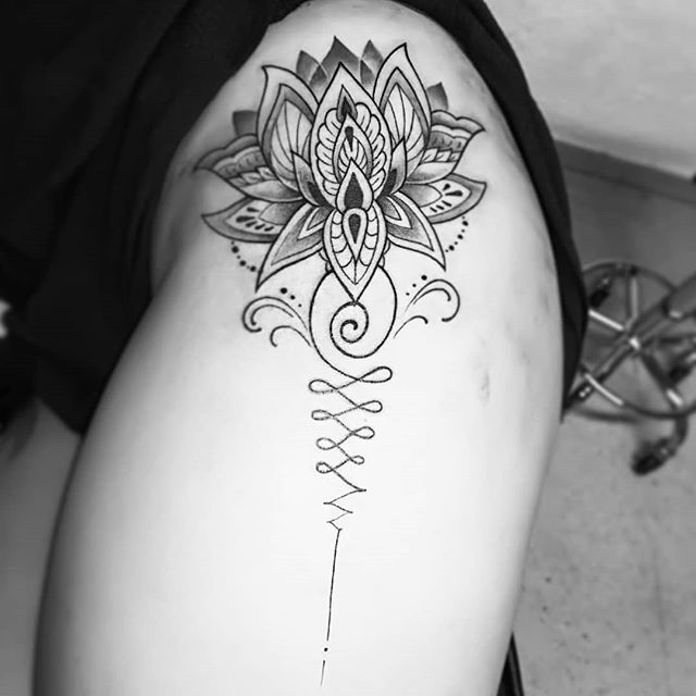 Tatuaje flor de loto estilo mandala en la pierna