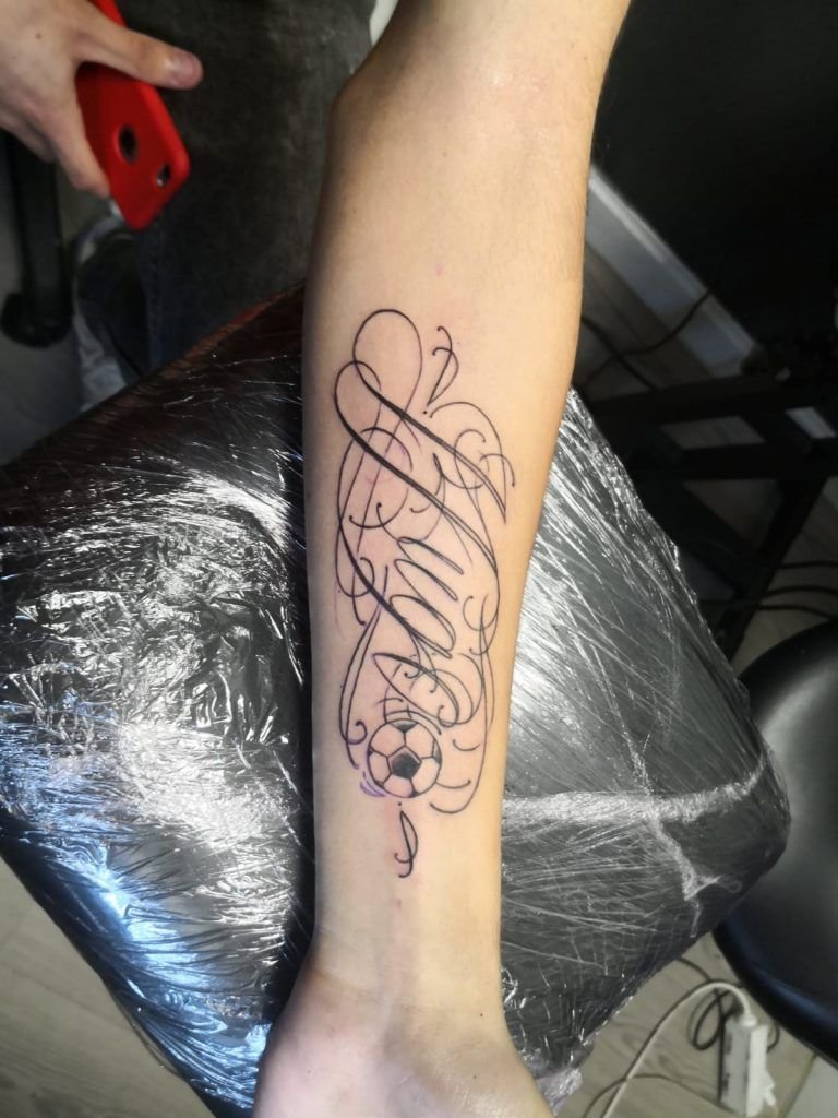 tatuaje de lettering con pelo de fútbol
