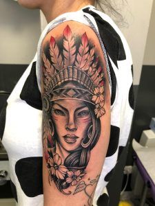 tatuaje de mujer india realista a color