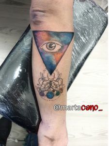 tatuajes acuarela de meditación en el brazo