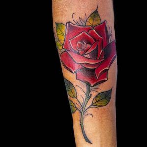 tatuaje rosa estilo neo tradicional a color