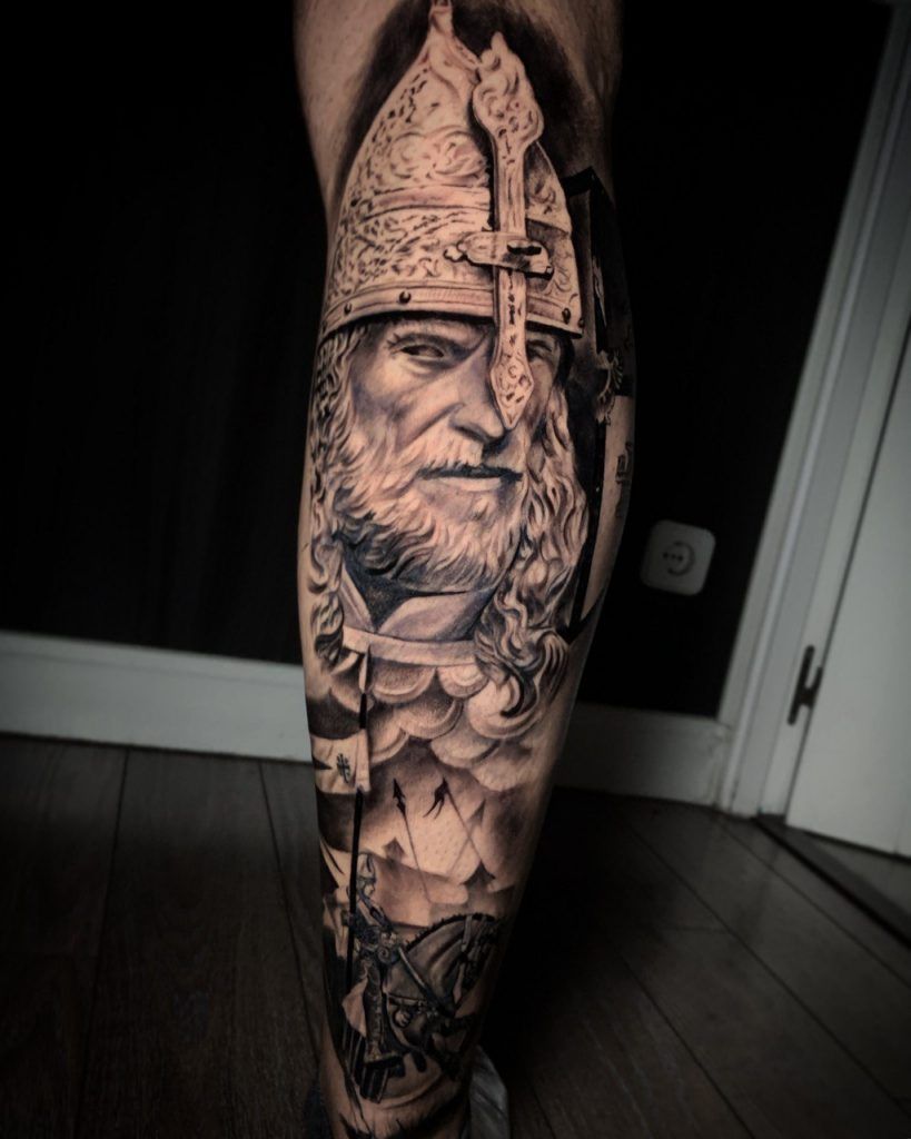 Tatuaje guerrero medieval en la pierna