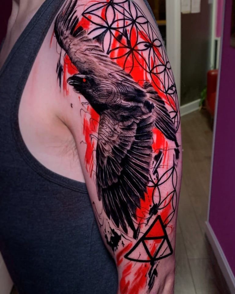 tatuaje trash poka de un cuervo en el antebrazo