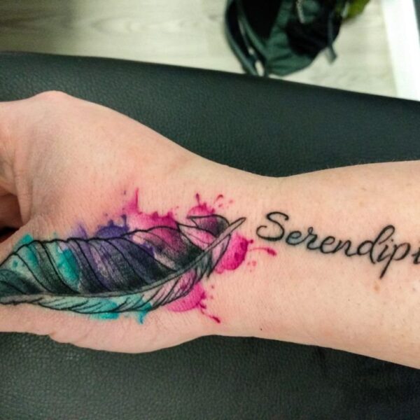 tatuaje de pluma watercolor Tatuaje estilo watercolor pluma con lettering