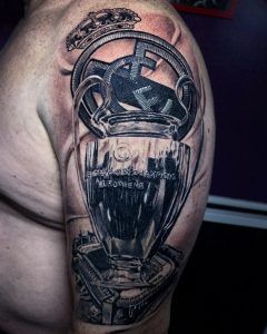 tatuaje real madrid en el brazo