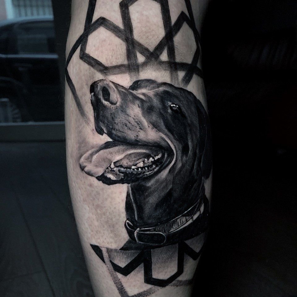 Tatuaje perro estilo realismo en la pierna