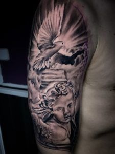 Tatuaje de la paloma de espíritu santo y un ángel estilo realismo