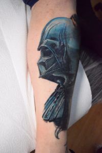 tatuaje darth vader en la pierna