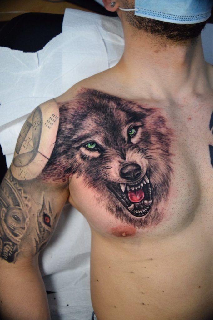 Lobo tattoo estilo realismo en el pecho