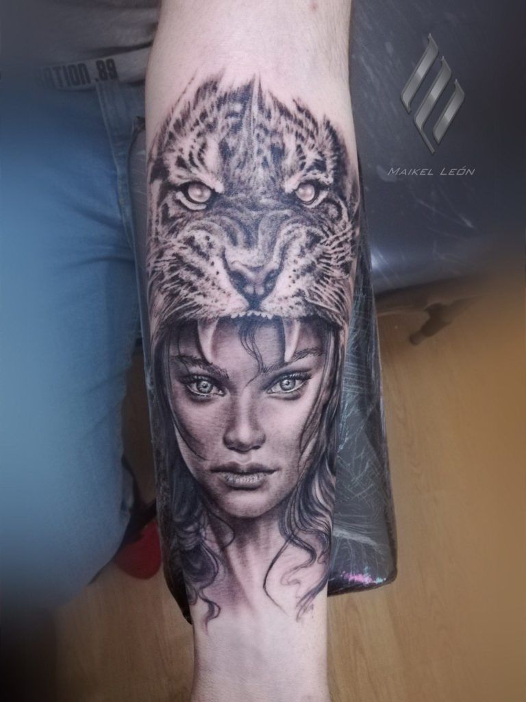 Tatuaje rostro de chica cabeza de tigre en el antebrazo estilo realismo