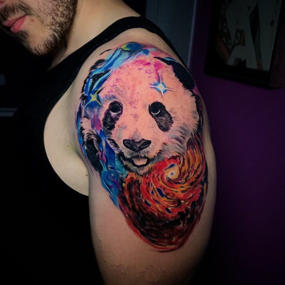 Oso panda tattoo en el brazo estilo realismo con efecto watercolor
