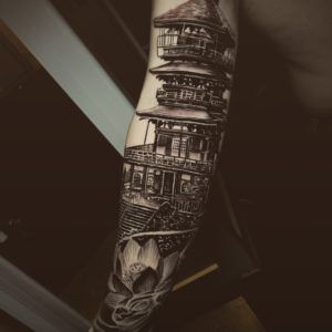Tatuaje edificio japonés en el brazo estilo realismo