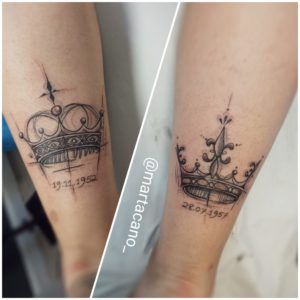 Coronas tattoo con fechas de nacimiento en el antebrazo