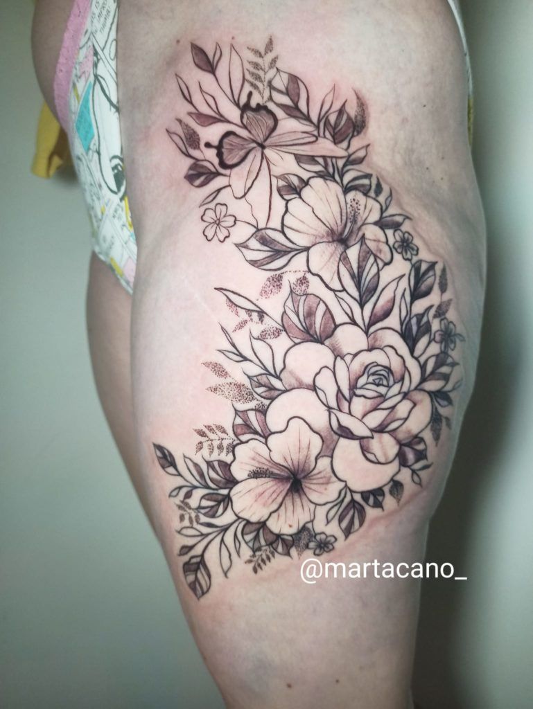 Flores tattoo en el muslo con líneas finas