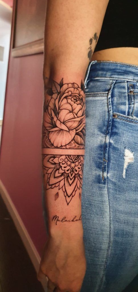 Flores tattoo en el antebrazo con líneas finas