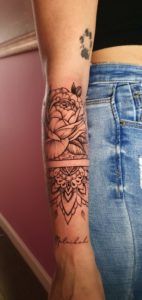 Tatuajes flores en el antebrazo con líneas finas