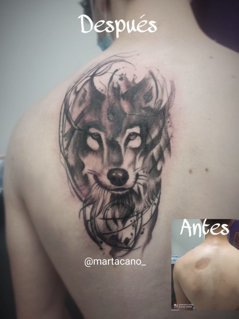 tatuaje realista de un lobo en la espalda
