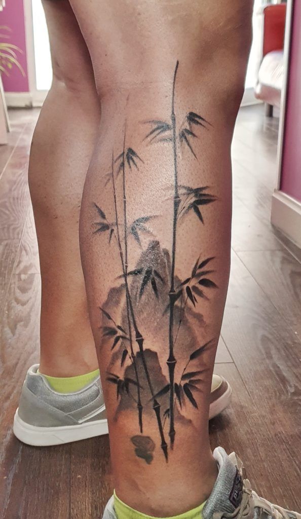 Ramas bambú en la pierna