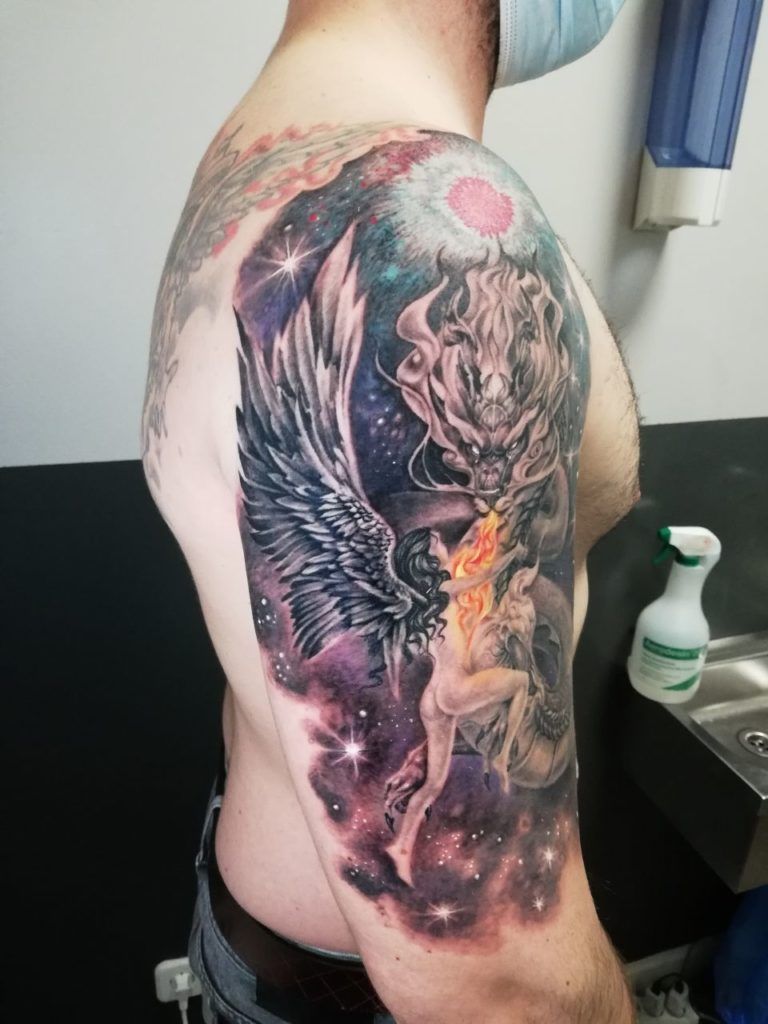 Tatuaje dragón en el brazo estilo realismo