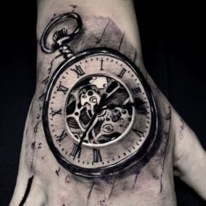 Tatuaje reloj en la mano estilo realismo