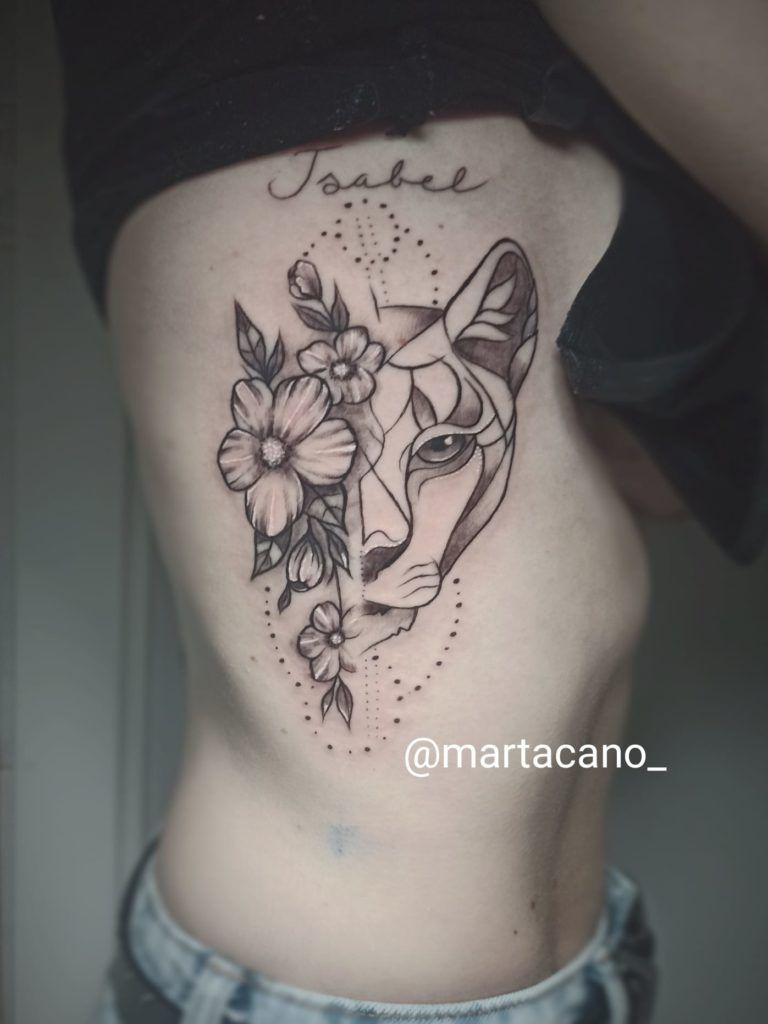 tatuaje de leona y flores