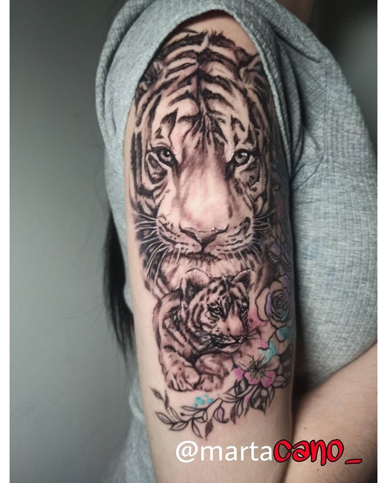 Tatuaje de tigre y bebé tigre