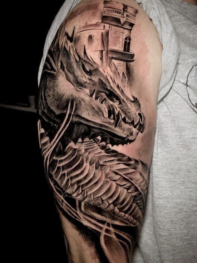 tatuaje dragon y castillo