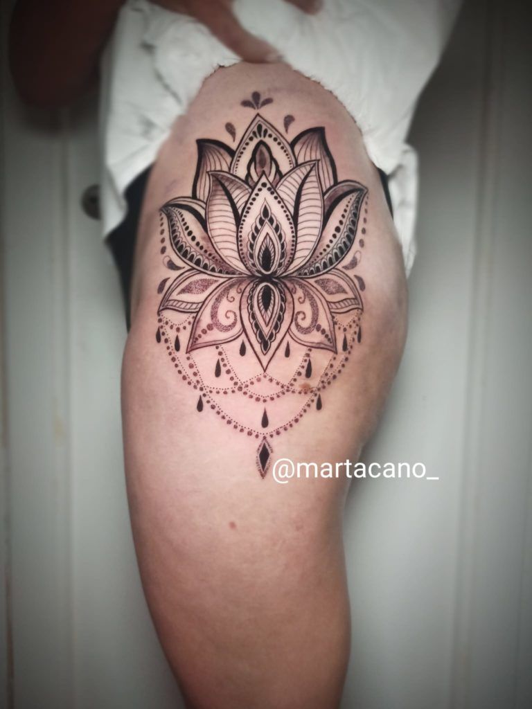 Tatuaje mandala flor de loto en le muslo