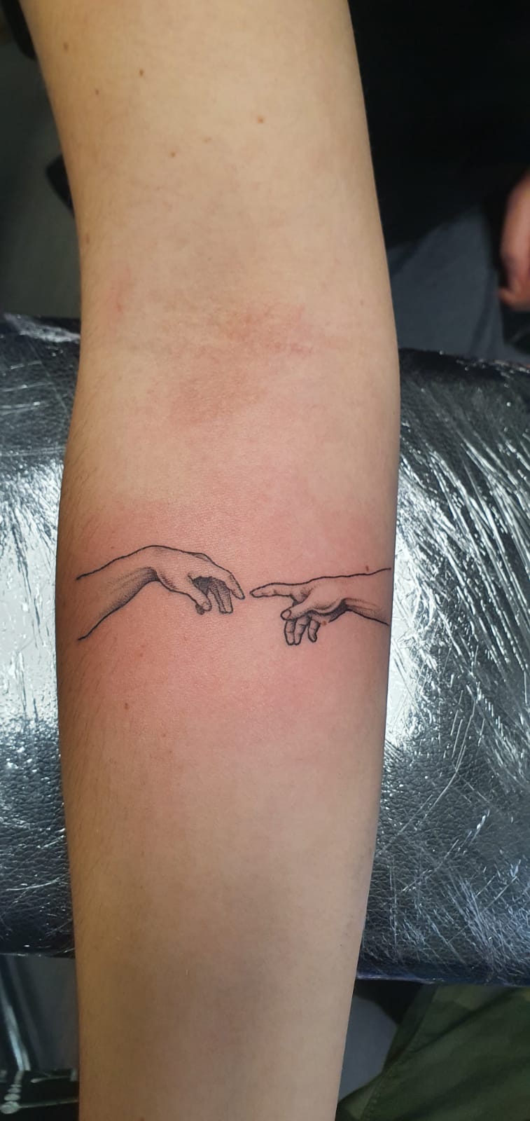 tatuajes manos minimalista con líneas finas en el antebrazo