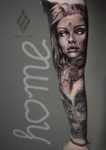rostro de una mujer con los ojos blancos