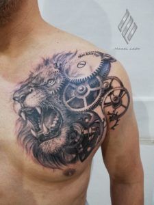 tatuaje realista de león con engranajes