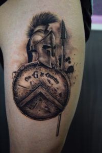 Espartano tattoo estilo realismo en el muslo