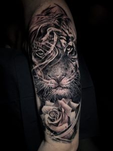 tigre realismo tattoo en el brazo