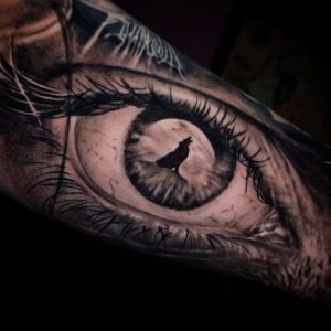 lobo en un un ojo en el antebrazo