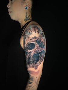 Tatuajes realistas en el brazo