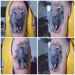 tatuaje de toro en el antebrazo