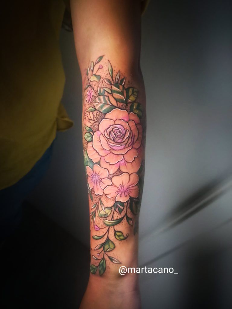 Tatuaje flores en el antebrazo