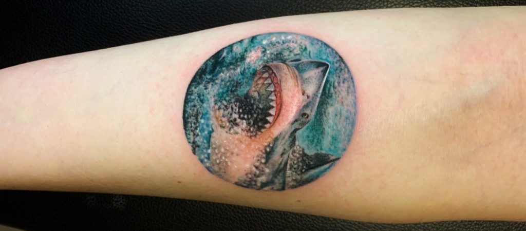 tatuaje microrealista de tiburón