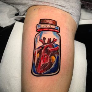 Tatuaje corazón en una botella de cristal estilo neotradicional