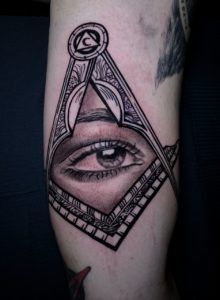 Tatuaje ojo estilo neotradicional