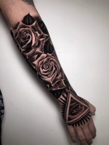 Tatuaje rosas con un ojo en el antebrazo estilo realismo