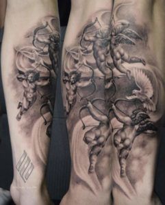 tatuajes realista de cupidos en la pierna