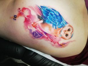 Tatuaje búho multicolor efecto watercolor