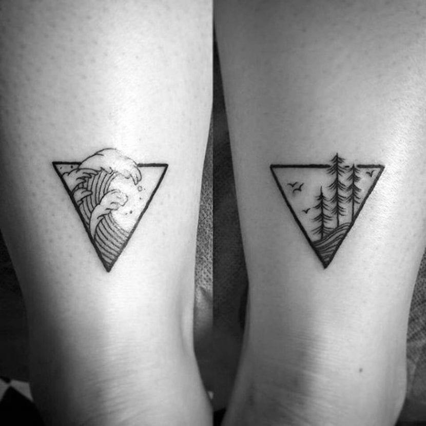 Tatuajes de triángulos con una ola y un paisaje