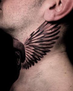 Tatuaje en el cuello estilo realismo