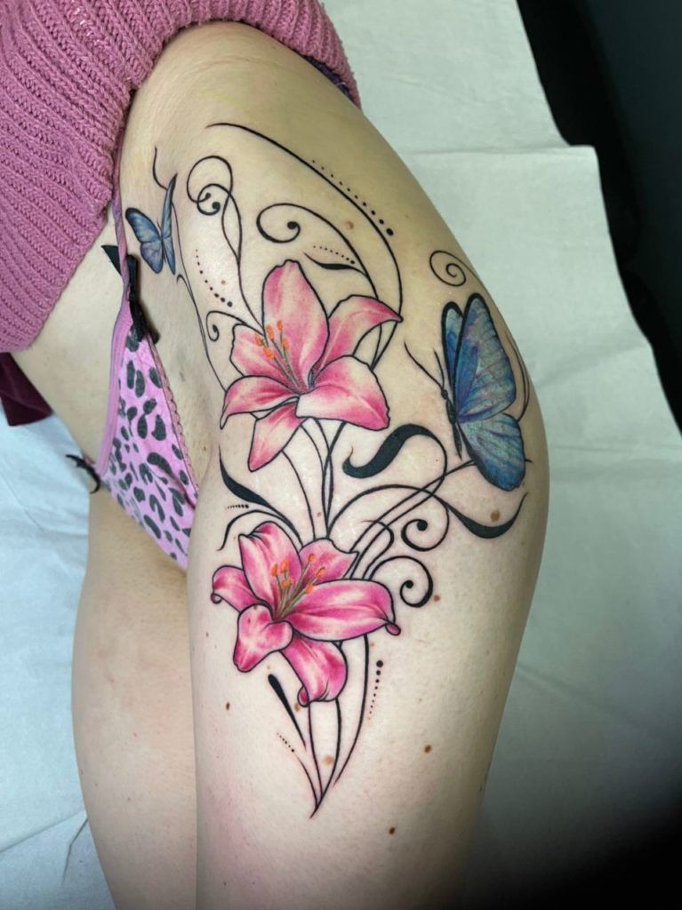 Tatuaje de una flor en el antebrazo estilo minimalista