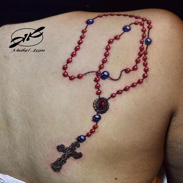 Tatuaje de un rosario en rojo en la espalda
