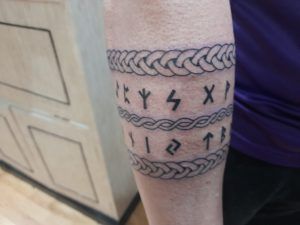 Tatuaje en el antebrazo estilo isleño