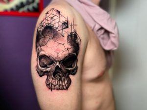 Tatuaje calavera en el brazo estilo realismo